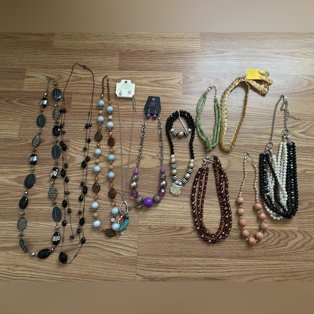 Nwt Mia Collection Necklace And Bundle Of Costume Jewelry 20$